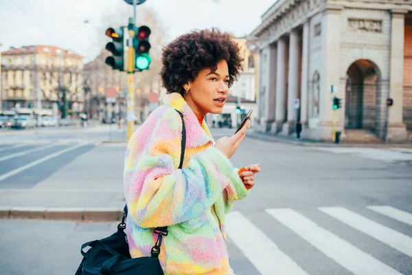 Jovem Mulher Negra Andando Livre Usando Smartphone Enviando Mensagem Instantânea — Fotografia de Stock