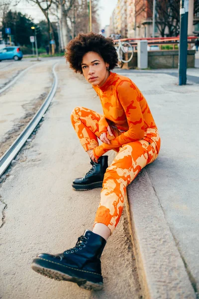 Junge Schwarze Frau Lockiges Haar Stilvolle Modische Posiert Sitzen Freien — Stockfoto