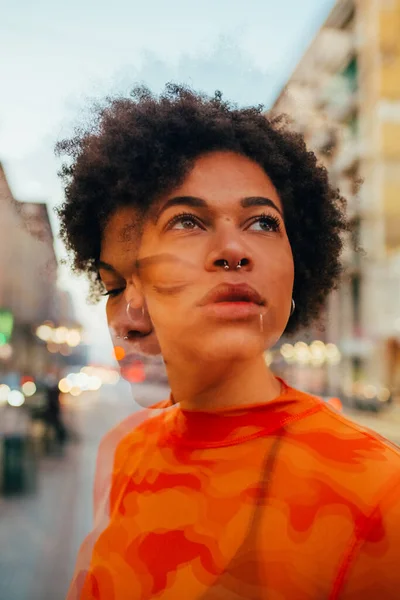 Dupla Exposição Jovem Encaracolado Mulher Posando Cidade Por Sol Olhando — Fotografia de Stock