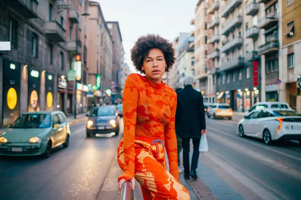 Cool Actitud Joven Mujer Negra Posando Aire Libre Mirando Cámara —  Fotos de Stock