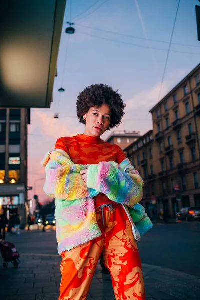 Genç siyah stil kıvırcık kıvırcık saçlı kadın. Açık havada havalı tavır ve kendine güvenen.