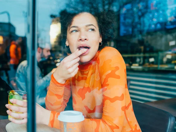 Sonriente Joven Negra Comiendo Fruta Fresca Divirtiéndose Serena Despreocupada — Foto de Stock