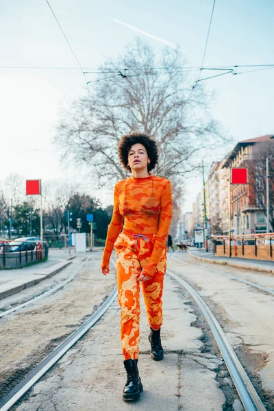 Giovane Afro Capelli Ricci Donna Posa Camminare All Aperto Città — Foto Stock