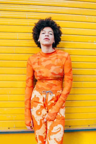 Stilvolle Junge Schwarze Frau Lockiges Afro Haar Posiert Freien Ernst — Stockfoto