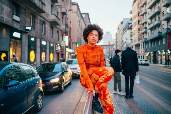 Cool Νεαρή Μαύρη Γυναίκα Afro Σγουρά Hairstyle Ποζάροντας Εξωτερική Κάμερα — Φωτογραφία Αρχείου