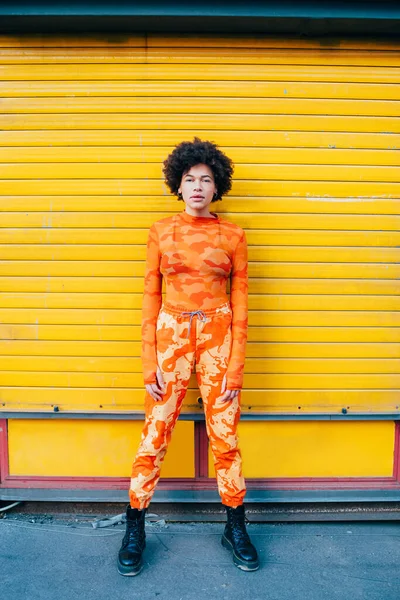 Stilvolle Afro Schwarze Junge Frau Posiert Freien Modische Coole Haltung — Stockfoto