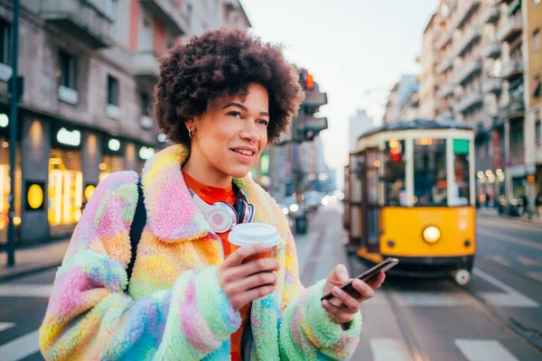 Jonge Zwarte Vrouw Buiten Nachts Met Behulp Van Smartphone Drinken — Stockfoto