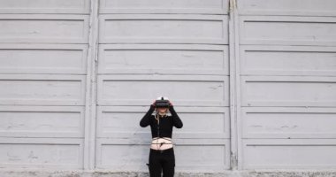 Farklı genç kadınlar 3 boyutlu gözlükler kullanarak poz veriyorlar. Arttırılmış gerçekliğin tadını çıkarıyorlar. Meta uzay arka planında 5G teknolojisi.