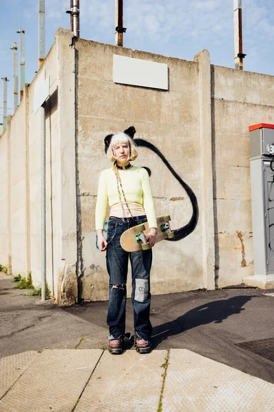 Diverse Non Conformistische Jonge Vrouw Echte Schoonheid Skater Outdoor Poseren — Stockfoto