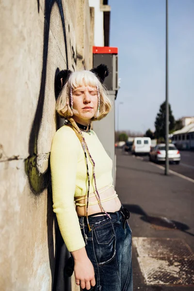 Pensive Diverse Non Conformistische Jonge Vrouw Natuurlijke Schoonheid Poseren Outdoor — Stockfoto