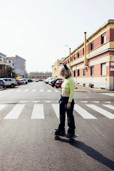 Diversa Mujer Joven Aire Libre Ciudad Viviendo Caballo Longboard Skateboarding —  Fotos de Stock