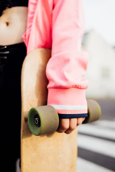 Close Onherkenbare Jonge Vrouw Dragen Skateboard Outdoor — Stockfoto