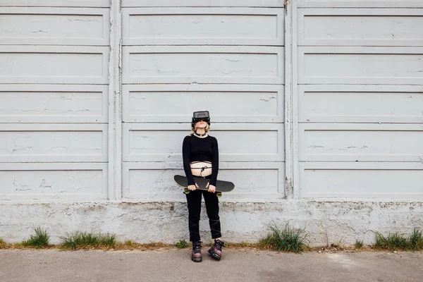 Diverse Young Nonconformist Woman Outdoor Posing Using Goggles Enjoying Metaverse — Stock Photo, Image