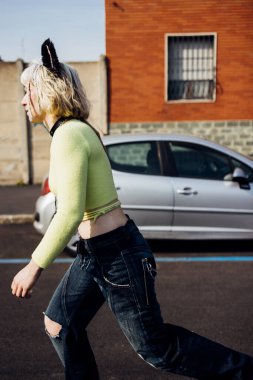 Şehirde paten kayan genç bir kadın var.