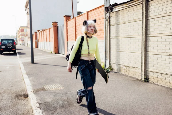 Real Beauty Makeup Rebel Nonconformist Woman Walking Outdoors Carrying Skateboard — Stock Photo, Image