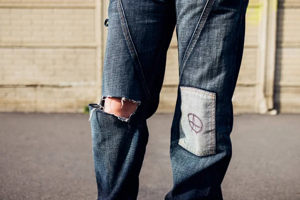 Close Jeans Rasgado Usado Por Rebelde Jovem Mulher Livre Cidade — Fotografia de Stock