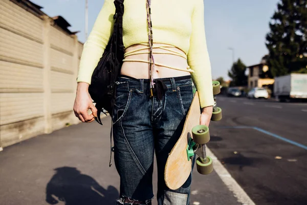 Urecognizable Woman Posing Outdoors Wearing Trendy Croptop Carrying Skateboard — Stock Photo, Image