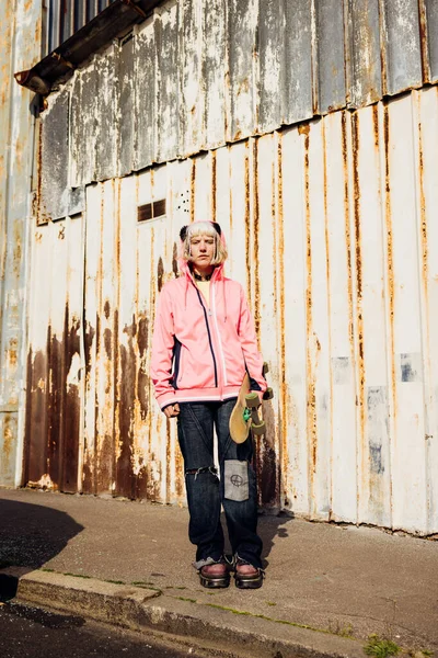 Gender Fluid Rebel Diverse Woman Posing Outdoor Holding Skateboard Looking — Stock Photo, Image