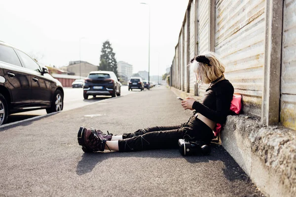 Young Woman Nonconformist Diverse Sitting Concrete Outdoors Using Smartphone — Stock Photo, Image