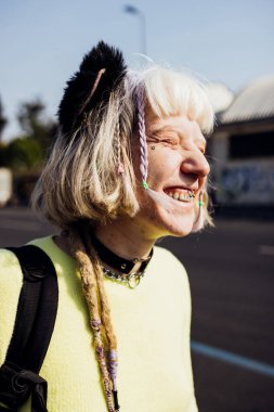 Gülümseyen bir portre. Makyaj yok. Farklı cinsiyetten, değişken bir kadın. 