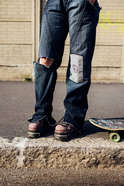 Close Gescheurde Jeans Gedragen Door Rebel Skater Jonge Vrouw Buiten — Stockfoto