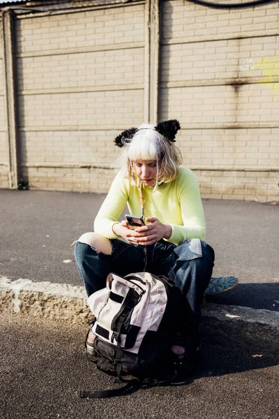 Jonge Non Conformistische Student Vrouw Outdoor Met Behulp Van Smartphone — Stockfoto