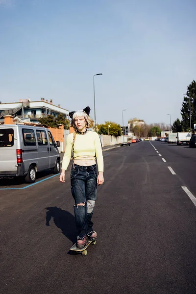 Rebel Aternative Jonge Vrouw Buiten Paardrijden Skateboarden Lege Stad Straten — Stockfoto