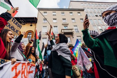 MILAN, ITALY - 25 Nisan 2022: İnsanlar İtalya 'nın Nazizm ve Faşizm' den kurtuluşunun yıldönümünü kutlamak ve Filistin için adalet talep etmek için Milano sokaklarına döküldü