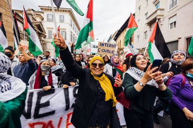 MILAN, ITALY - 25 Nisan 2022: İnsanlar İtalya 'nın Nazizm ve Faşizm' den kurtuluşunun yıldönümünü kutlamak ve Filistin için adalet talep etmek için Milano sokaklarına döküldü