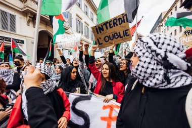 MILAN, ITALY - 25 Nisan 2022: İnsanlar İtalya 'nın Nazizm ve Faşizm' den kurtuluşunun yıldönümünü kutlamak ve Filistin için adalet talep etmek için Milano sokaklarına döküldü