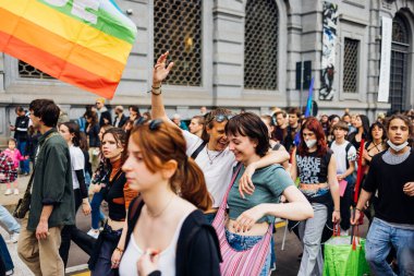 MILAN, İTALYA - 25 Nisan 2022: İnsanlar İtalya 'nın Nazizm ve Faşizm' den kurtuluşunun yıldönümünü kutlamak ve barış talebinde bulunmak için Milano sokaklarına döküldü