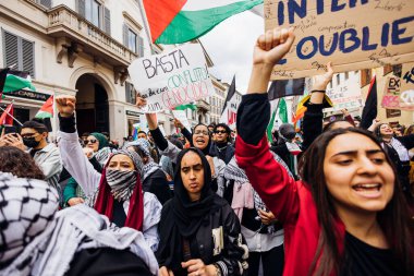 MILAN, ITALY - 25 Nisan 2022: İnsanlar İtalya 'nın Nazizm ve Faşizm' den kurtuluşunun yıldönümünü kutlamak ve Filistin için adalet talep etmek için Milano sokaklarına döküldü