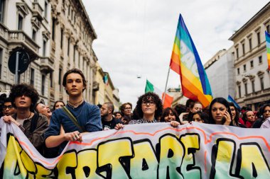 MILAN, İTALYA - 25 Nisan 2022: İnsanlar İtalya 'nın Nazizm ve Faşizm' den kurtuluşunun yıldönümünü kutlamak ve barış talebinde bulunmak için Milano sokaklarına döküldü