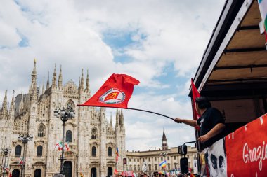 MILAN, İtalya - 25 Nisan 2022: Komünist parti bayrağı Milano 'da Nazizm ve Faşizmden kurtuluşun yıldönümü kutlamalarında sallanıyor