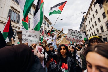 MILAN, ITALY - 25 Nisan 2022: İnsanlar İtalya 'nın Nazizm ve Faşizm' den kurtuluşunun yıldönümünü kutlamak ve Filistin için adalet talep etmek için Milano sokaklarına döküldü
