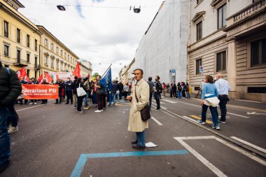 MILAN, İTALYA - 25 Nisan 2022: İnsanlar İtalya 'nın Nazizm ve Faşizm' den kurtuluşunun yıldönümünü kutlamak ve barış talebinde bulunmak için Milano sokaklarına döküldü