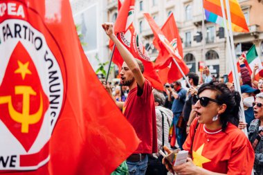 MILAN, ITALY - 25 Nisan 2022: Milano 'da komünist siyasi parti, İtalya' nın Nazizm ve Faşizm 'den kurtuluşunun yıldönümünü kutlamak ve barış talebinde bulunmak için