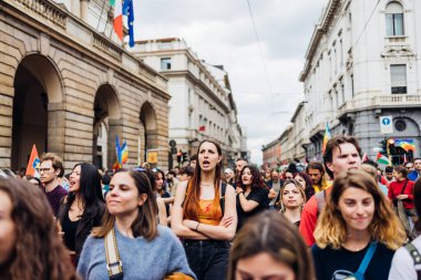 MILAN, İTALYA - 25 Nisan 2022: İnsanlar İtalya 'nın Nazizm ve Faşizm' den kurtuluşunun yıldönümünü kutlamak ve barış talebinde bulunmak için Milano sokaklarına döküldü