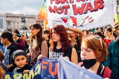 MILAN, İTALYA - 25 Nisan 2022: İnsanlar İtalya 'nın Nazizm ve Faşizm' den kurtuluşunun yıldönümünü kutlamak ve barış talebinde bulunmak için Milano sokaklarına döküldü