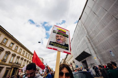 MILAN, İTALYA - 25 Nisan 2022: İnsanlar İtalya 'nın Nazizm ve Faşizm' den kurtuluşunun yıldönümünü kutlamak ve barış talebinde bulunmak için Milano sokaklarına döküldü