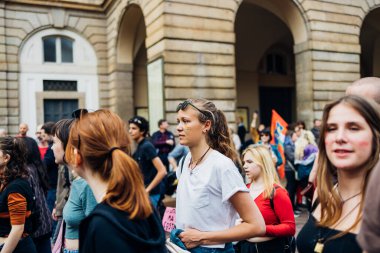 MILAN, İTALYA - 25 Nisan 2022: İnsanlar İtalya 'nın Nazizm ve Faşizm' den kurtuluşunun yıldönümünü kutlamak ve barış talebinde bulunmak için Milano sokaklarına döküldü