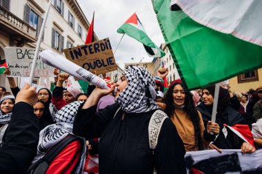 MILAN, ITALY - 25 Nisan 2022: İnsanlar İtalya 'nın Nazizm ve Faşizm' den kurtuluşunun yıldönümünü kutlamak ve Filistin için adalet talep etmek için Milano sokaklarına döküldü