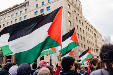 MILAN, ITALY - 25 Nisan 2022: İnsanlar İtalya 'nın Nazizm ve Faşizm' den kurtuluşunun yıldönümünü kutlamak ve Filistin için adalet talep etmek için Milano sokaklarına döküldü