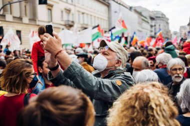 MILAN, İTALYA - 25 Nisan 2022: İnsanlar İtalya 'nın Nazizm ve Faşizm' den kurtuluşunun yıldönümünü kutlamak ve barış talebinde bulunmak için Milano sokaklarına döküldü