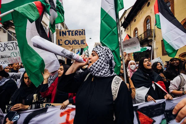 이탈리아가 나치즘 파시즘으로부터 기념하고 팔레스타인에 공의를 주장하기 사람들은 밀라노의 거리에서 — 스톡 사진