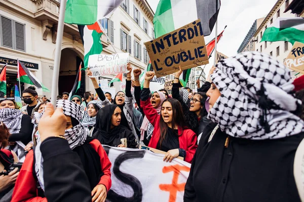 Milië Italië April 2022 Mensen Trokken Straat Milaan Verjaardag Vieren — Stockfoto