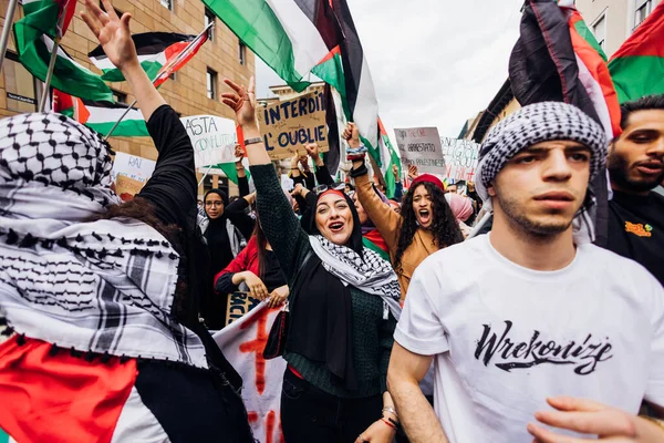 ミラノ イタリア エイプリル25 2022 人々はナチズムとファシズムからイタリアを解放し パレスチナの正義を主張する記念日を祝うためにミラノの街を歩きました — ストック写真