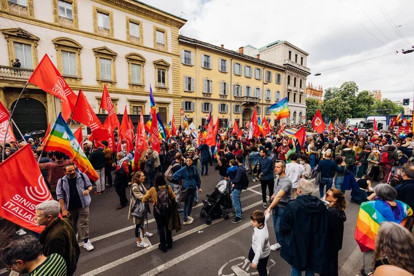 Milië Italië April 2022 Mensen Trokken Straat Milaan Verjaardag Vieren — Stockfoto
