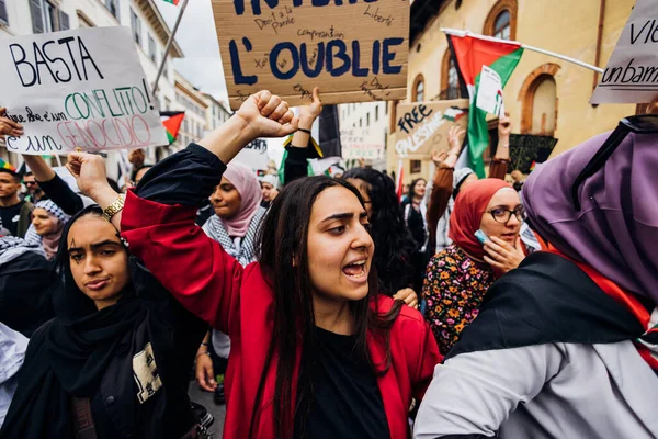 Milán Italia Abril 2022 Gente Tomó Las Calles Milán Para —  Fotos de Stock