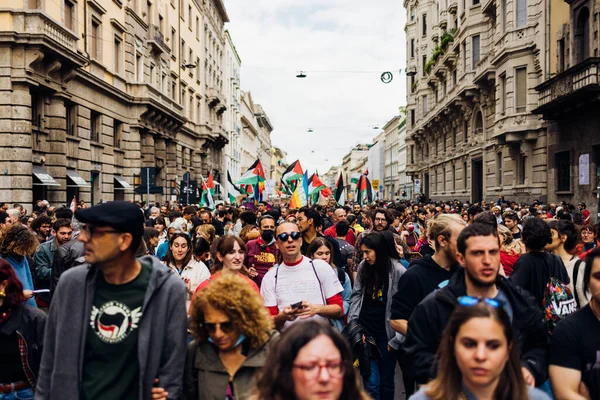 意大利 2022年4月25日 人们走上米兰街头庆祝意大利摆脱纳粹主义和法西斯主义并呼吁和平的周年纪念日 — 图库照片